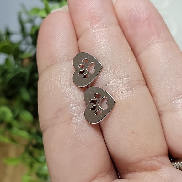 Pawprint Heart Stud Earrings, unisex - Picture 5 of 6